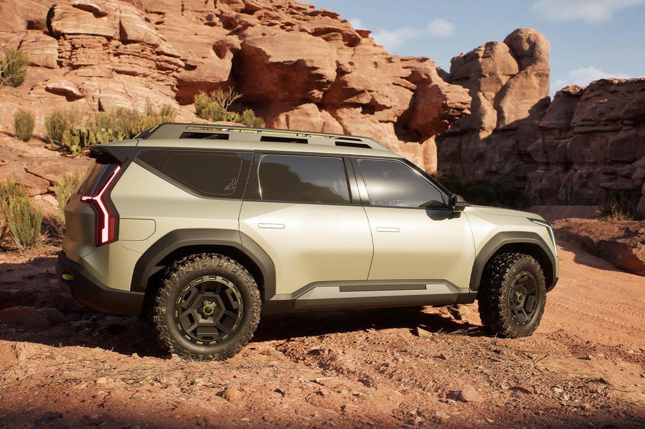 Vehículo de concepto Kia EV9 "ADVNTR", vista lateral, destacando las puertas ocultas y los resistentes neumáticos.