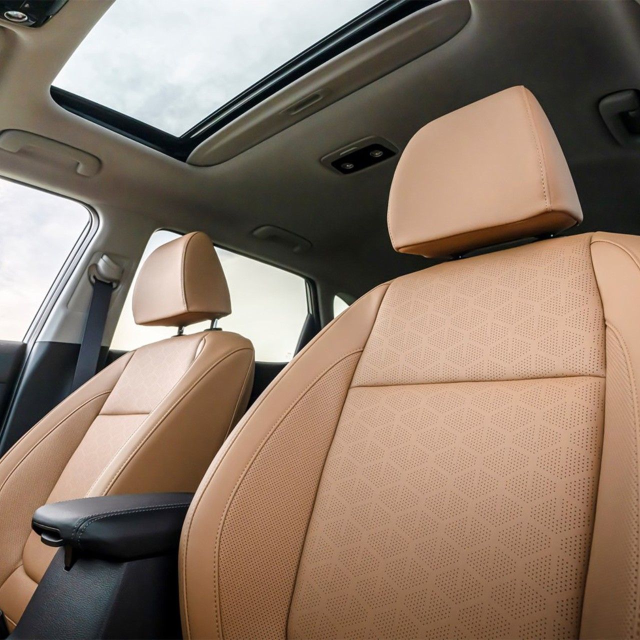 Interior del Kia Seltos 2025 con vista delantera de tres cuartos de los asientos del conductor y el acompañante