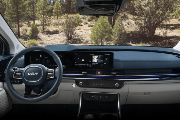 2025 Kia Carnival's dual 12.3-inch panoramic display showing its available entertainment and comfort options